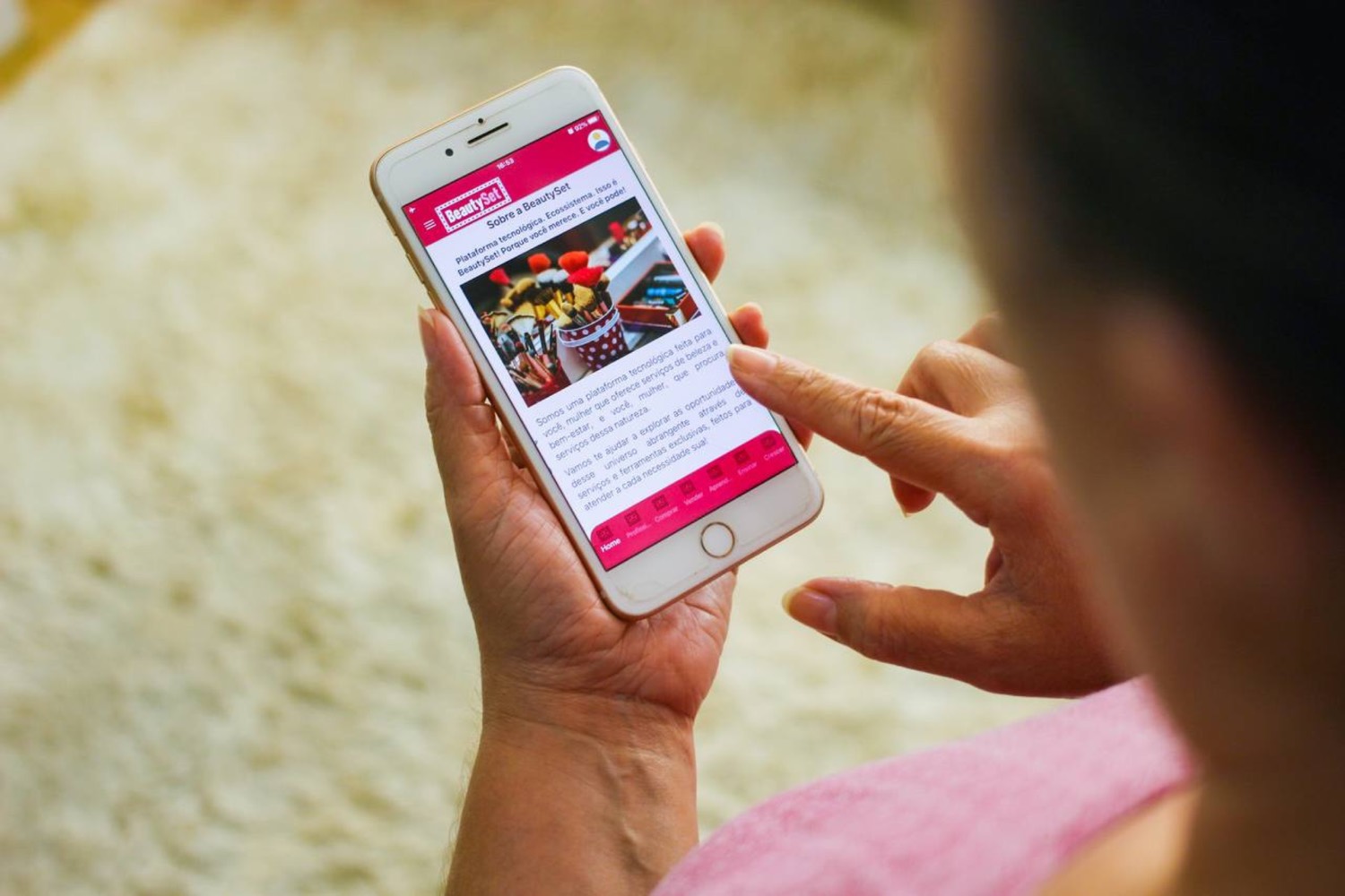 Mulher segurando o celular com o aplicativo BeautySet aberto