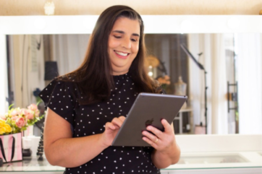 Profissional da beleza usando um tablet no salão